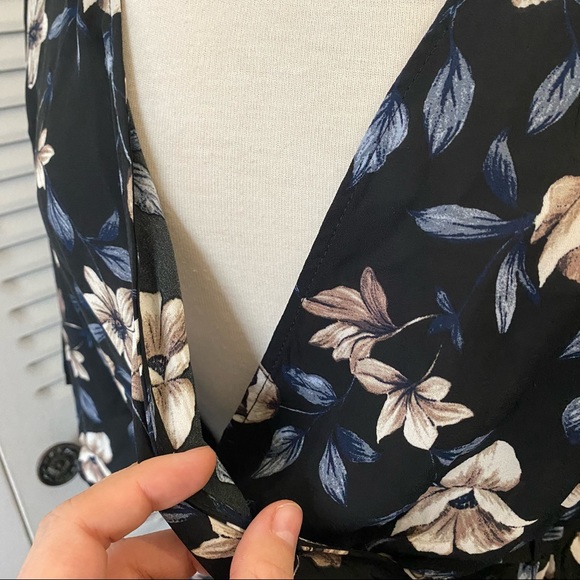 Torrid|00|Black Floral Pattern Short Sleeve V Neck Elastic Waist Blouse - Picture 7 of 9
